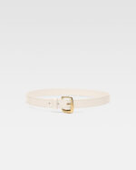 La ceinture Ovalo/“J" buckle Light Ivory belt.